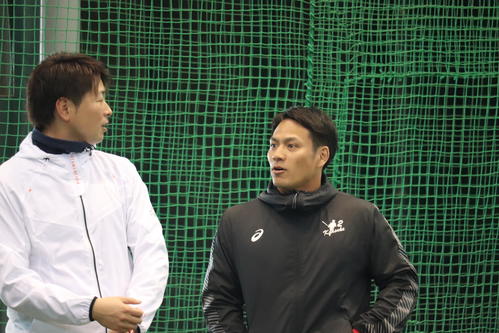 合同自主トレに参加し、広島大瀬良（左）と会話する田中広（撮影・前原淳）