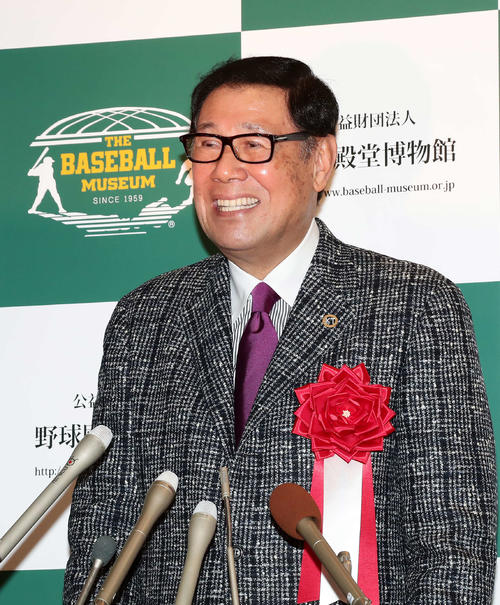 14日、野球殿堂入りを果たして、あいさつする田淵氏（撮影・丹羽敏通）