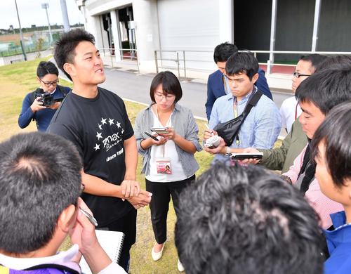 公開自主トレを終え取材に応じる望月（撮影・上田博志）