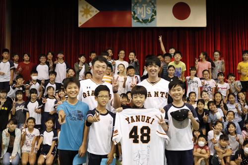 巨人はフィリピン・マニラ市内の日本人学校体育館で野球教室を開催した（球団提供）