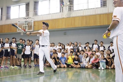 フィリピン・マニラ市内の日本人学校体育館で野球教室を開催した巨人北氏（左）と木村（球団提供）