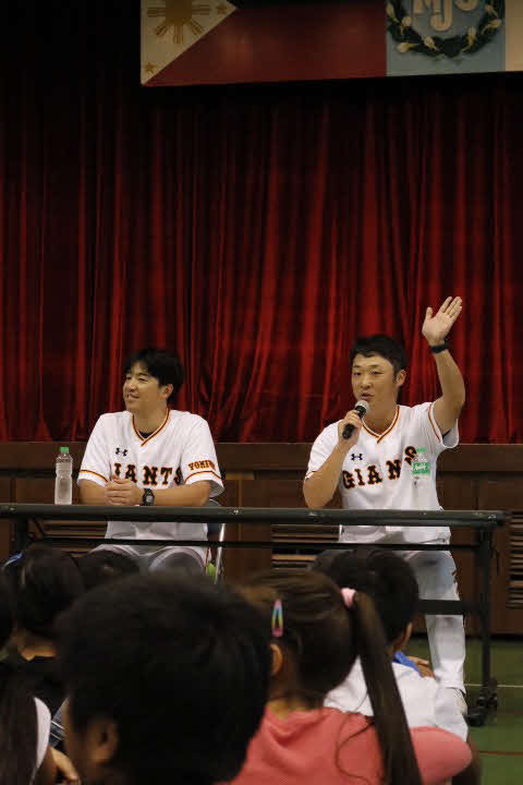 フィリピン・マニラ市内の日本人学校の生徒と交流した巨人北氏（左）と木村氏（球団提供）