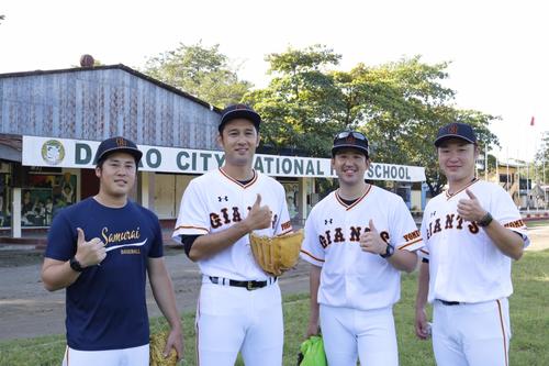 フィリピン・マニラを訪れた、左から元巨人の柴田氏、巨人矢貫氏、北氏、木村氏（球団提供）