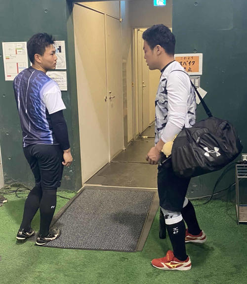 自主トレ後、巨人山下（左）と話し込む山瀬