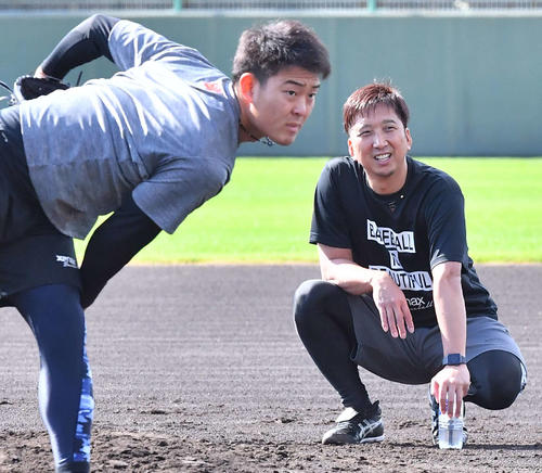 望月惇志の投球練習を見守る藤川球児（撮影・上田博志）