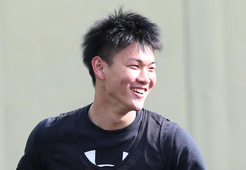 新人合同自主トレで明るい表情を見せる阪神及川（撮影・上山淳一）