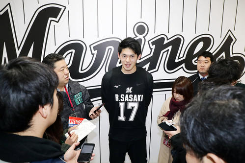 報道陣の質問に明るい表情で答えるロッテ佐々木朗（撮影・浅見桂子）
