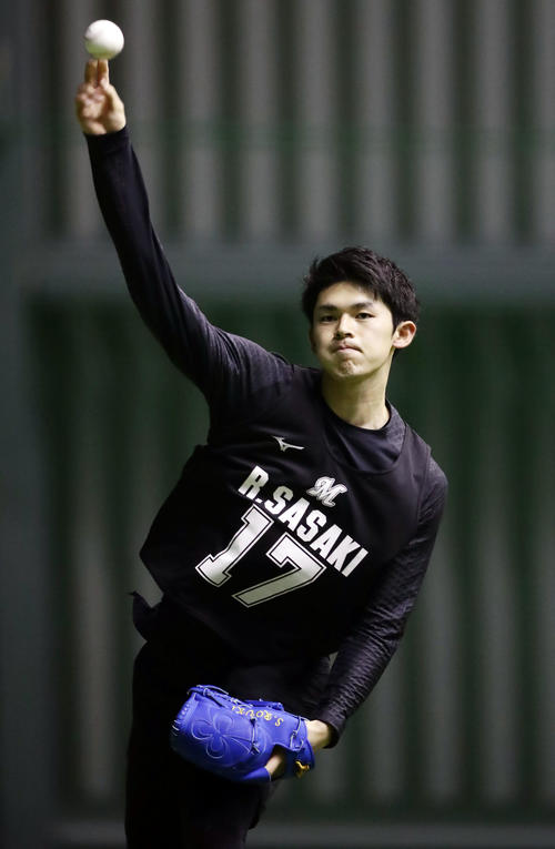 新人合同自主トレでキャッチボールする佐々木朗（撮影・浅見桂子）