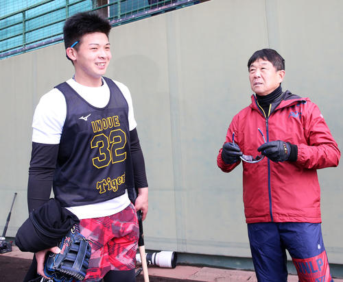 井上（左）は平田2軍監督に声をかけられ笑顔を見せる（撮影・上山淳一）