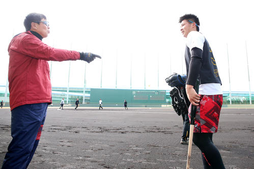 鳴尾浜を訪れた平田2軍監督（左）はあいさつに来た井上に声をかける（撮影・上山淳一）