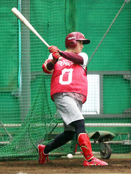 打撃投手を相手にフリー打撃を行う楽天小深田（撮影・野上伸悟）