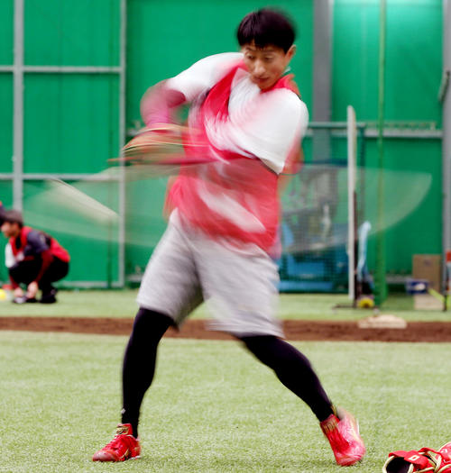 ティー打撃を行う楽天小深田（撮影・野上伸悟）