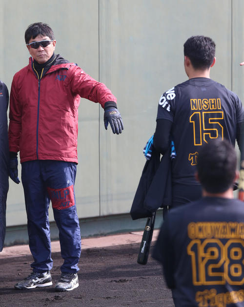 鳴尾浜を訪れた平田2軍監督（左）はあいさつに来た西純に声をかける（撮影・上山淳一）