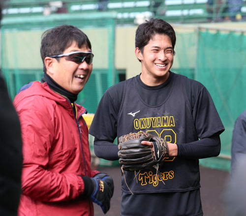 奥山（右）は平田2軍監督に声をかけられ笑顔を見せる（撮影・上山淳一）