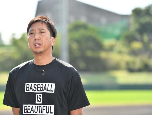 公開自主トレを終え取材に応じる藤川（撮影・上田博志）
