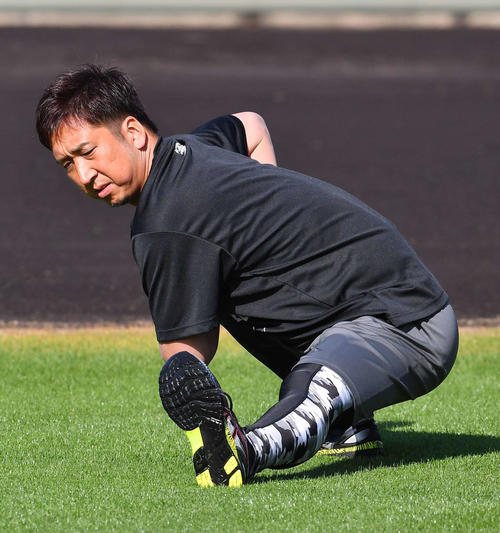入念にストレッチする藤川（撮影・上田博志）