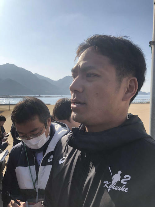 新選手会長として合同自主トレ初日に取材に応じる田中広（撮影・前原淳）