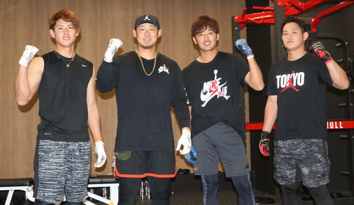 大阪市内で自主トレを公開した左から日本ハム姫野、中田、白村、広島正随（撮影・山崎純一）