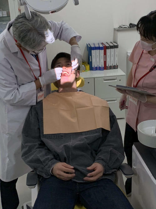 歯科検診を受ける広島ドラフト2位宇草