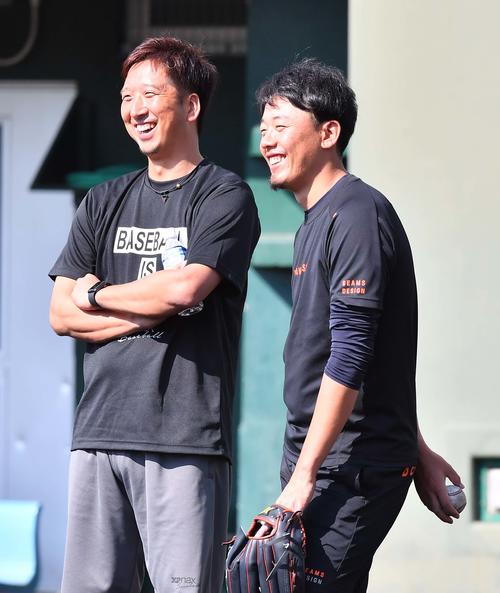 オリックス金田和之（右）と談笑する阪神藤川球児（撮影・上田博志）