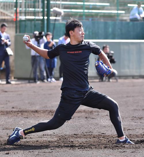 キャッチボールをして汗を流すオリックス金田和之（撮影・上田博志）