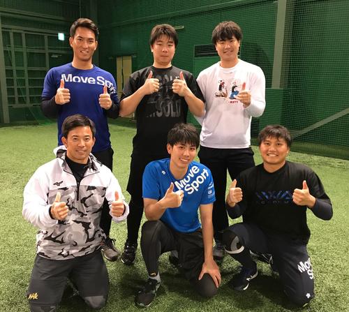 合同で自主トレを行っている“雄平組”の前列左からヤクルト雄平、太田、大村、後列左から松本友、松本直、渡辺（撮影・保坂恭子）