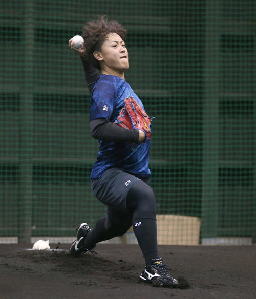 ブルペンで投球する日本ハム河野（撮影・黒川智章）