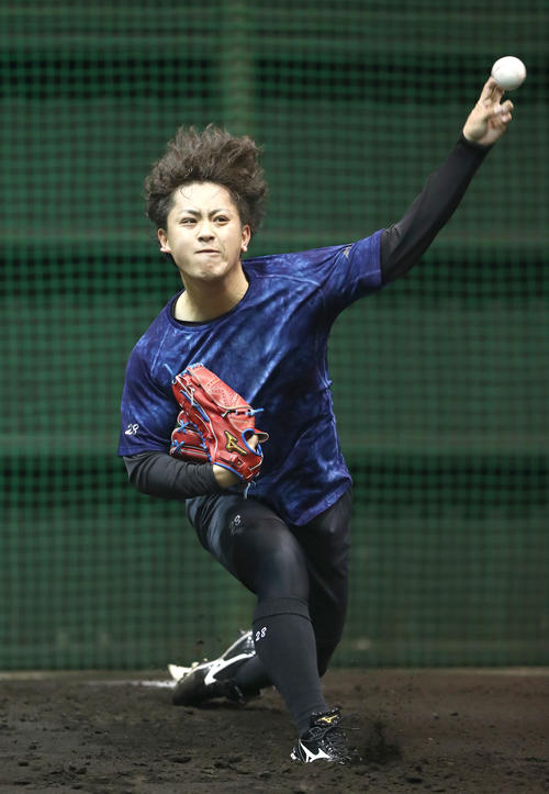 ブルペンで投球する日本ハム河野（撮影・黒川智章）