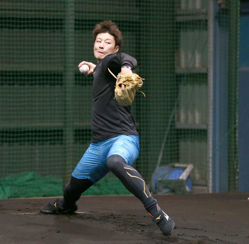 ブルペンで投球する日本ハム吉田輝（撮影・黒川智章）