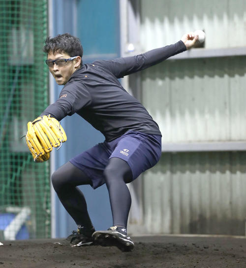 ブルペンで投球する日本ハム鈴木健矢（撮影・黒川智章）