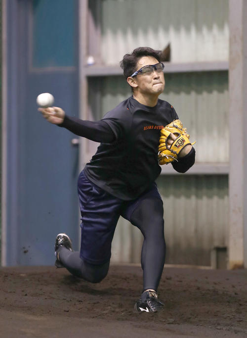 ブルペンで投球する日本ハム鈴木健矢（撮影・黒川智章）