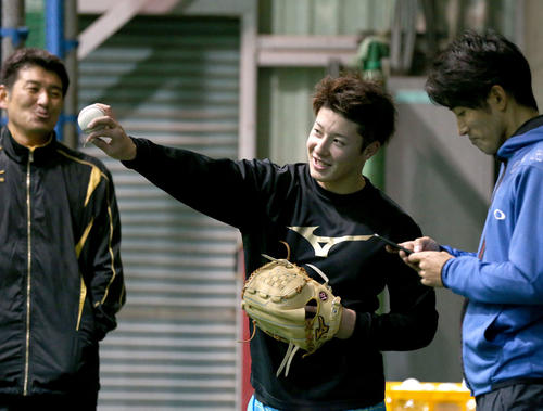 ブルペンで投球後、ボールの握りを確認する日本ハム吉田輝星（撮影・黒川智章）
