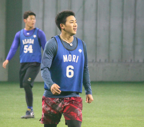 新人合同自主トレに参加する森
