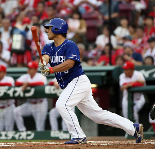 19年7月24日、広島戦の3回に右前打を放つ中日平田