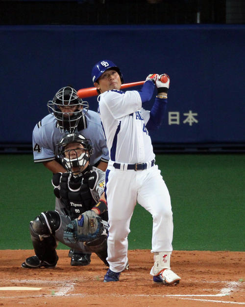 11年8月9日、阪神戦の8回裏無死、平田は左安打を放ち、ようやくチーム初安打を記録する