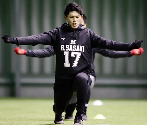 新人合同自主トレでウオームアップする佐々木朗ら（撮影・浅見桂子）