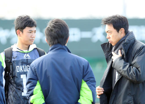 練習前、小川GM（右）と話をするヤクルト奥川（撮影・狩俣裕三）