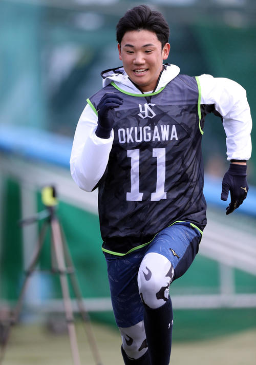 全力ダッシュをするヤクルト奥川（撮影・狩俣裕三）