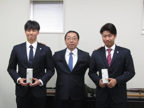 揚塩球団社長（中央）から記念品を授与された新成人の阪神湯浅（左）と牧（撮影・高垣誠）