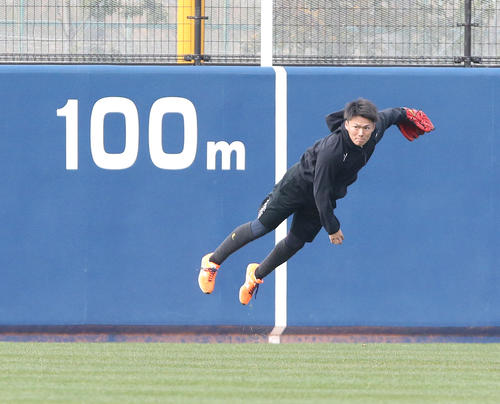 自主トレを公開したオリックスの山本由伸は助走をつけて遠投する（撮影・白石智彦）
