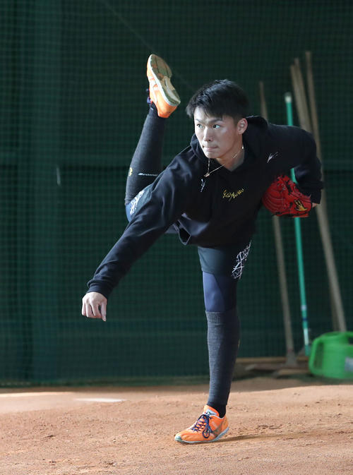 自主トレを公開したオリックスの山本由伸はブルペンで投球練習して汗を流す（撮影・白石智彦）