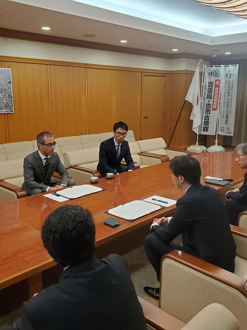 堺市との連携協定締結式に臨んだオリックス湊通夫球団社長（奥左）は永藤英機堺市長（手前左から2人目）と懇談