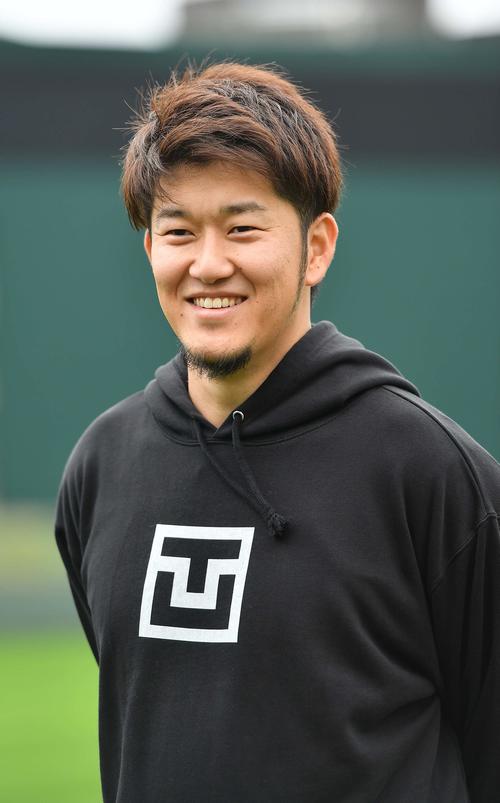 公開自主トレを終えインタビューに答える岩貞（撮影・上田博志）