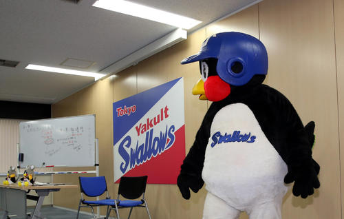 会見を終え、名残惜しそうに記者の方に振り向くつば九郎。左後方は同席した三輪広報（撮影・大野祥一）