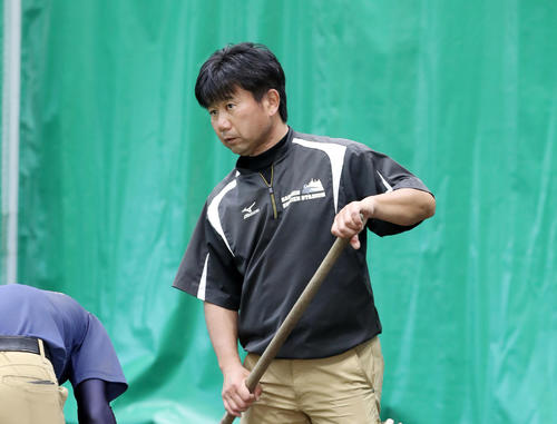 宜野座ブルペンの整備を行う阪神園芸の金沢健児さん（2019年2月3日）