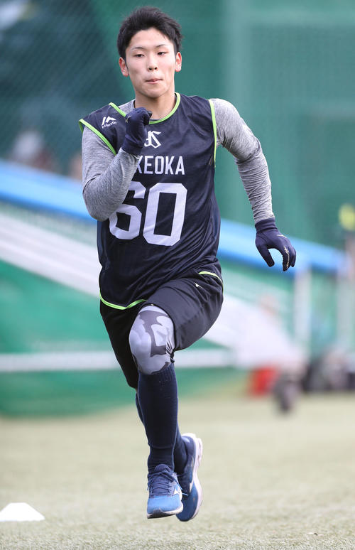 測定ダッシュを行うヤクルトのドラフト6位武岡（撮影・狩俣裕三）