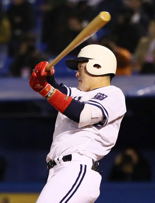 明治神宮大会・東海大戦で左越え2点適時二塁打を放つ牧秀悟（2019年11月18日）