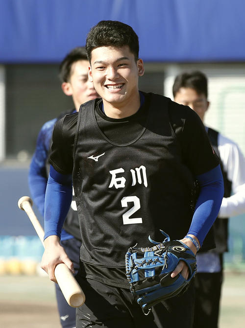 中日の新人合同練習で笑顔を見せる石川昂弥（共同）