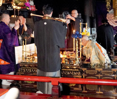 清められる京田陽太のバット（撮影・森本幸一）