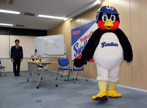 会見を終え、引き揚げるつば九郎。左後方は同席した三輪広報（撮影・大野祥一）